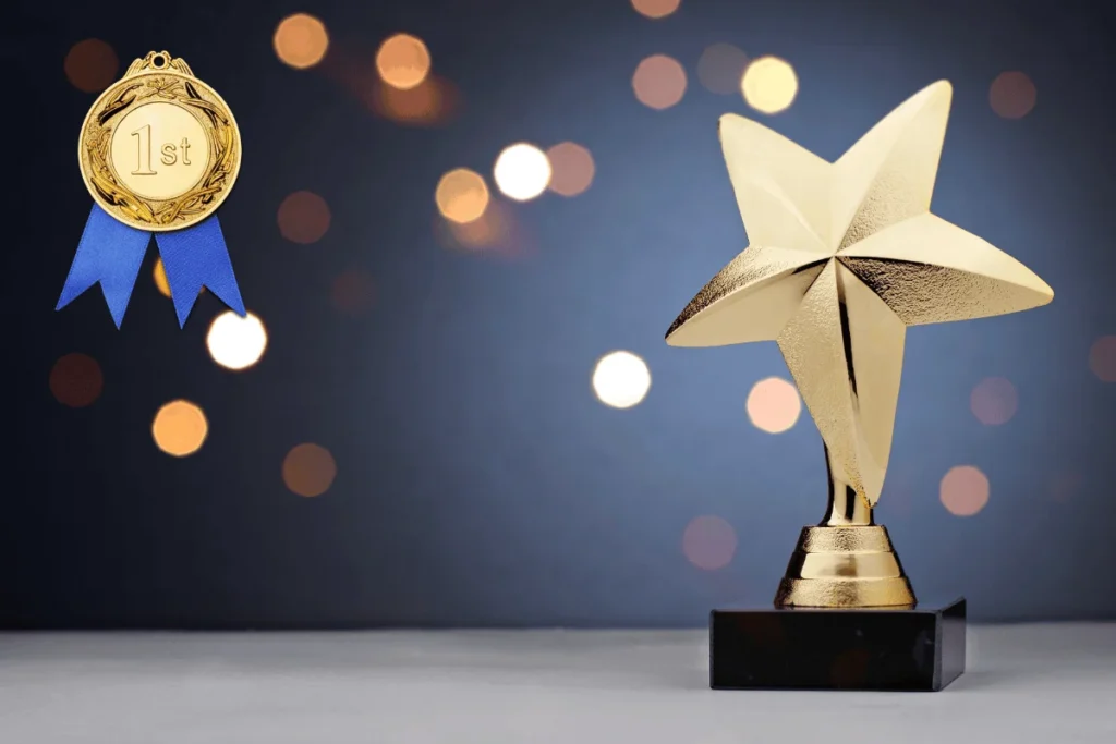 Başarıyı simgeleyen yıldız şeklinde ödül kupası ve birincilik madalyası