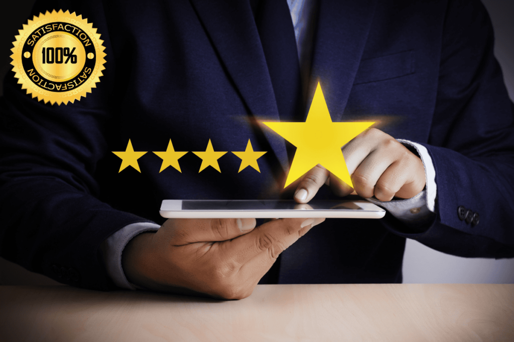 Müşteri memnuniyetini simgeleyen 5 yıldızlı değerlendirme ve tablet kullanan iş insanı
