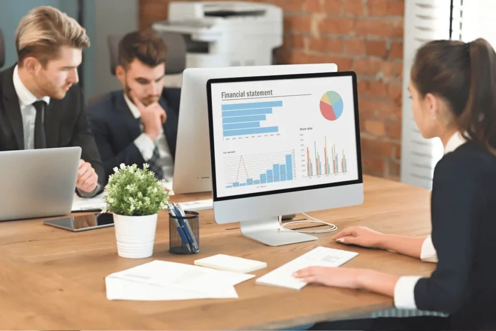 ChatGPT e-ticaret kullanımı ile finans ve muhasebe raporlarını analiz eden ekip