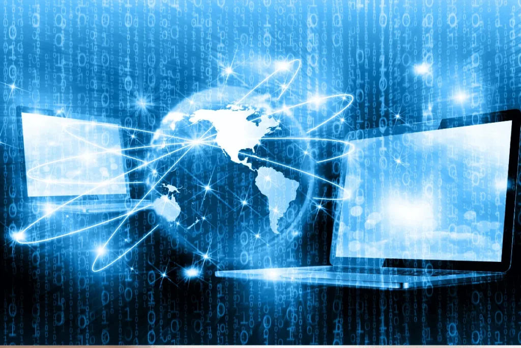 Küresel internet büyümesi ve dijital bağlantıyı simgeleyen dünya haritası ve bilgisayarlar