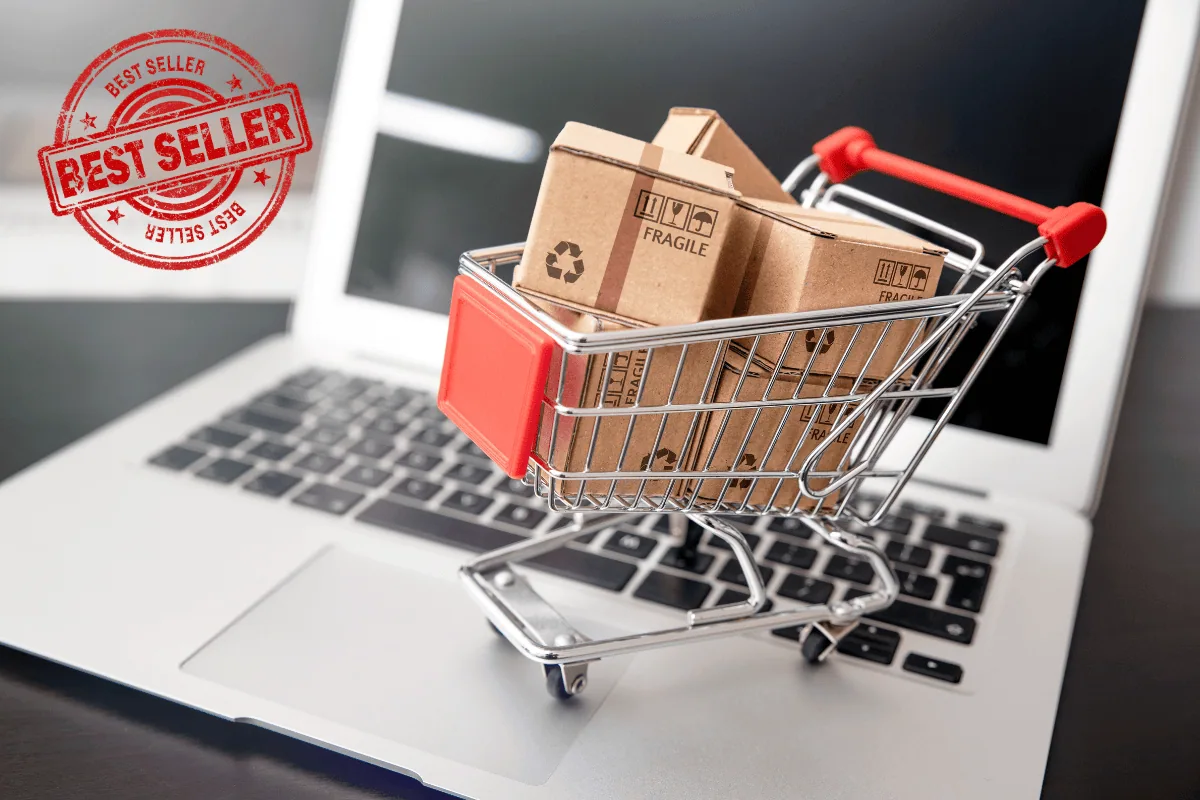 Laptop üzerinde alışveriş sepeti ve paket kutular, e-ticarette en çok satan ürünleri simgeliyor