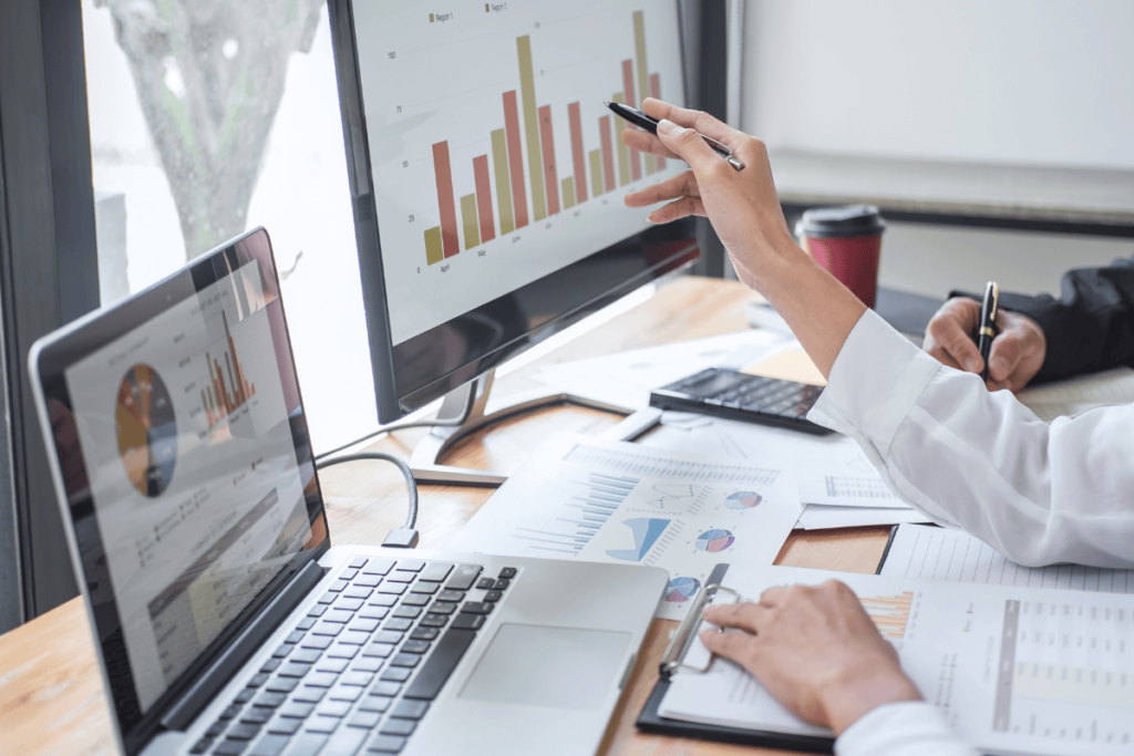 Pazarlama kârlılığı raporu hazırlamak için grafik ve verilerin analiz edildiği bilgisayar ekranı