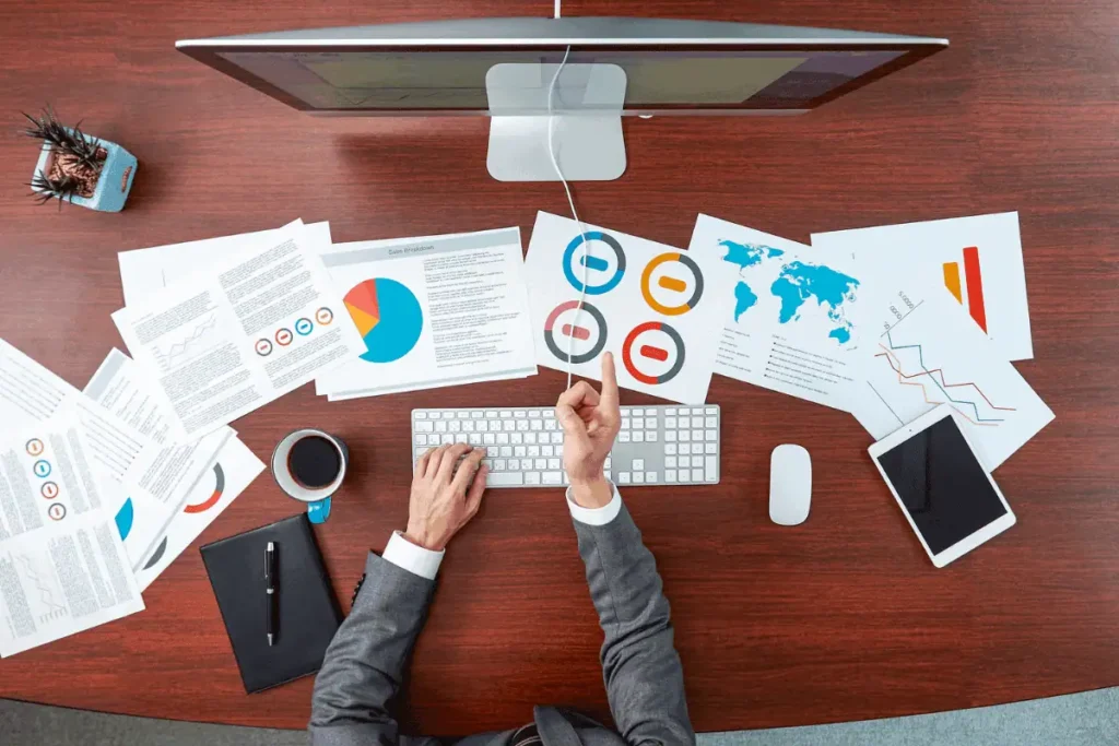 E-ticaret verilerini analiz eden kişi, grafik ve raporlarla masa başında çalışıyor. Veri odaklı karar vermekle ilgileniyor.