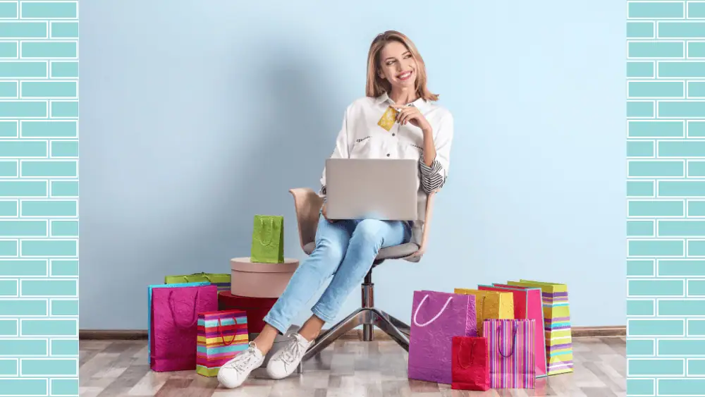 “Laptop kullanan kadın, online alışveriş torbalarıyla e-ticaret müşterisini temsil ediyor.