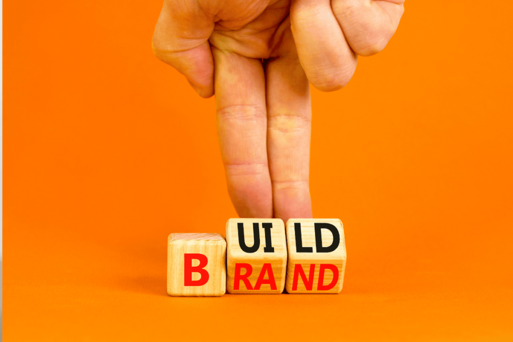 E-ticarette marka olmak için markalaşma sürecini temsil eden Build Brand konsept görseli.