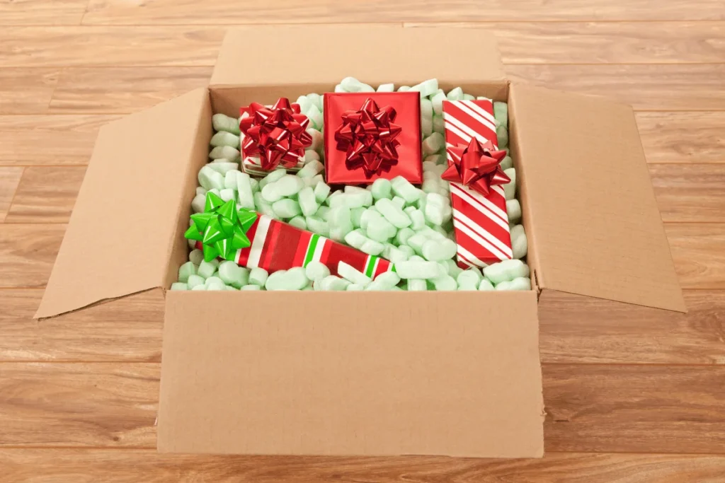 E-ticarette karşılıklılık ilkesi örneği: kutu içinde renkli hediye paketleri ve jest simgesi