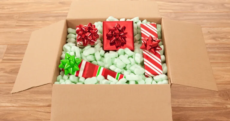 E-ticarette karşılıklılık ilkesi örneği: kutu içinde renkli hediye paketleri ve jest simgesi