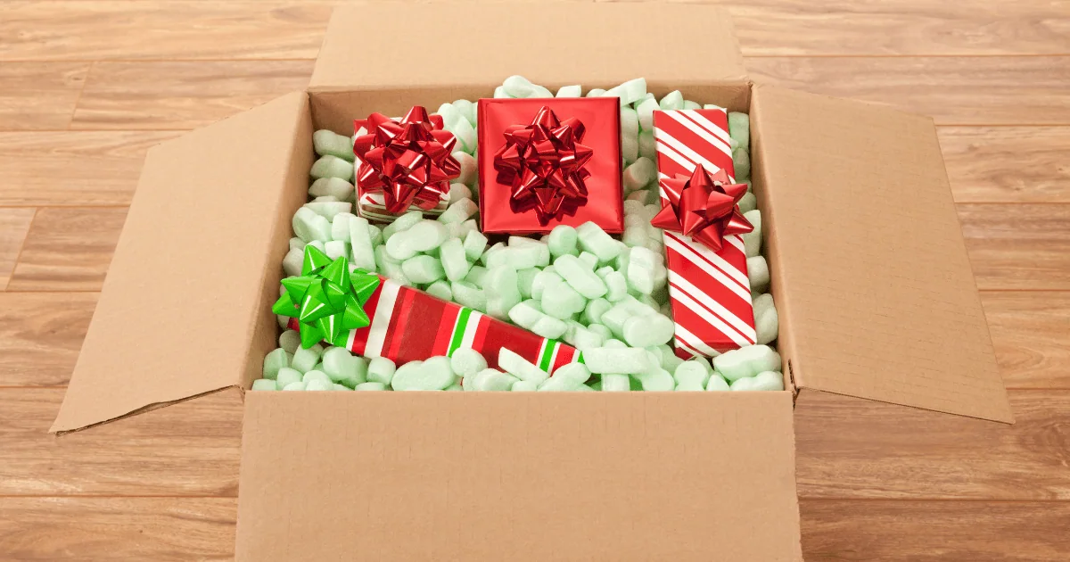 E-ticarette karşılıklılık ilkesi örneği: kutu içinde renkli hediye paketleri ve jest simgesi