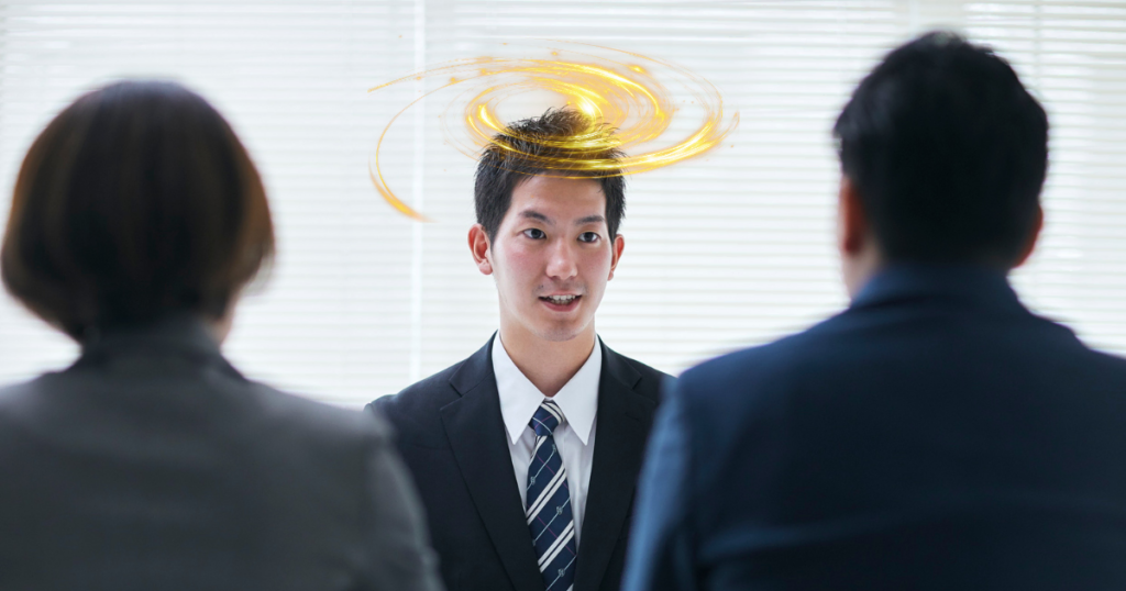 Takım elbiseli adamın başındaki altın hale ile Halo Etkisi ve algı yönetimi stratejilerini simgeleyen görsel.