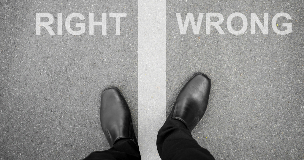 Sınırlı rasyonellik çerçevesinde doğru ve yanlış seçenekler arasında karar vermeye çalışan bir bireyin yol ayrımındaki ayakları.