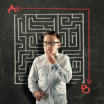 Bir labirentin karşısında duran gözlüklü bir çocuğun, labirenti çözmek yerine zihinsel kısayollar ile kestirme yolu seçmesini gösteren sembolik görsel.